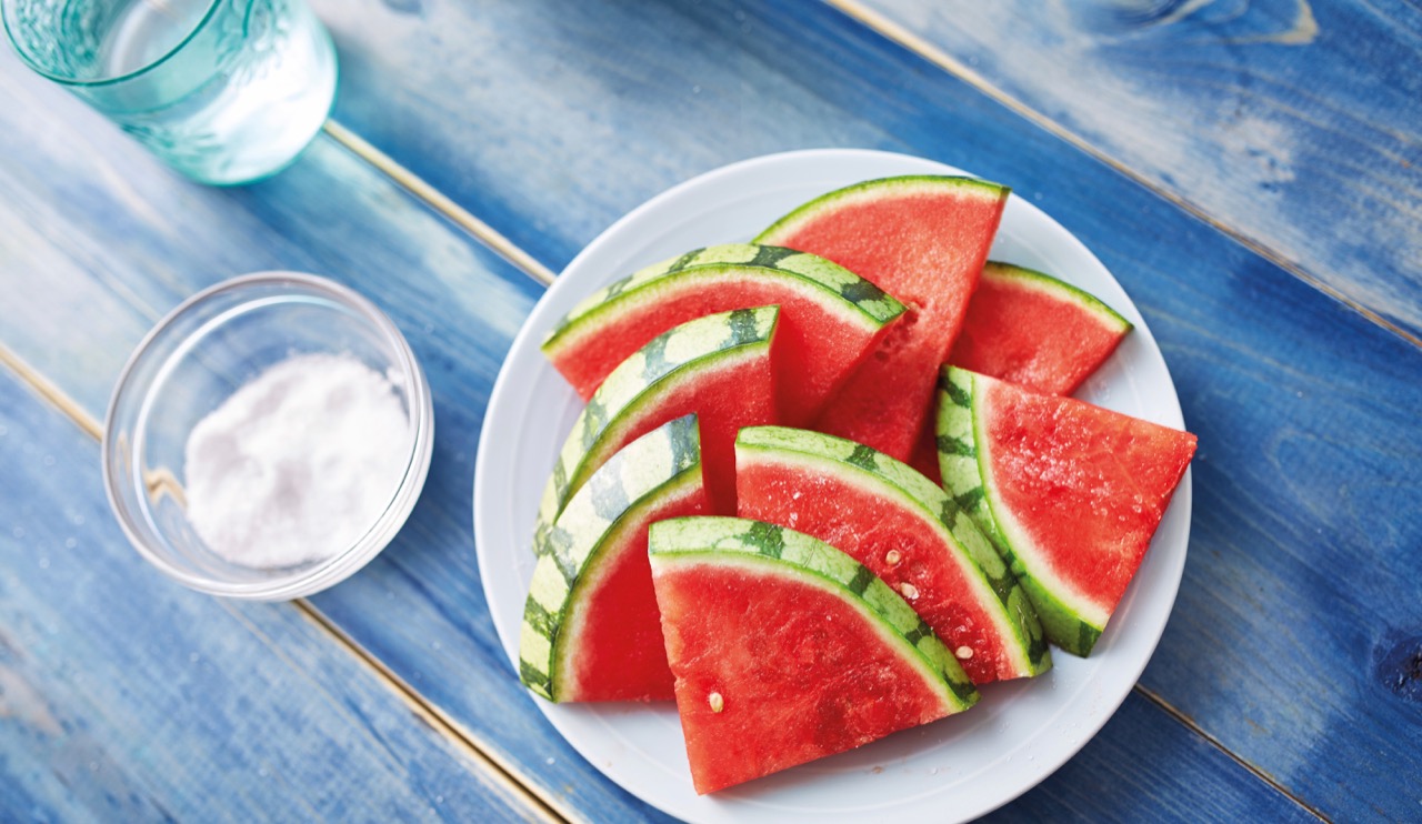 Etwas Salz auf die Wassermelone ist nicht nur gut für den Körper, sondern lässt die Melone tatsächlich süsser schmecken. Bild: Adobe Stock