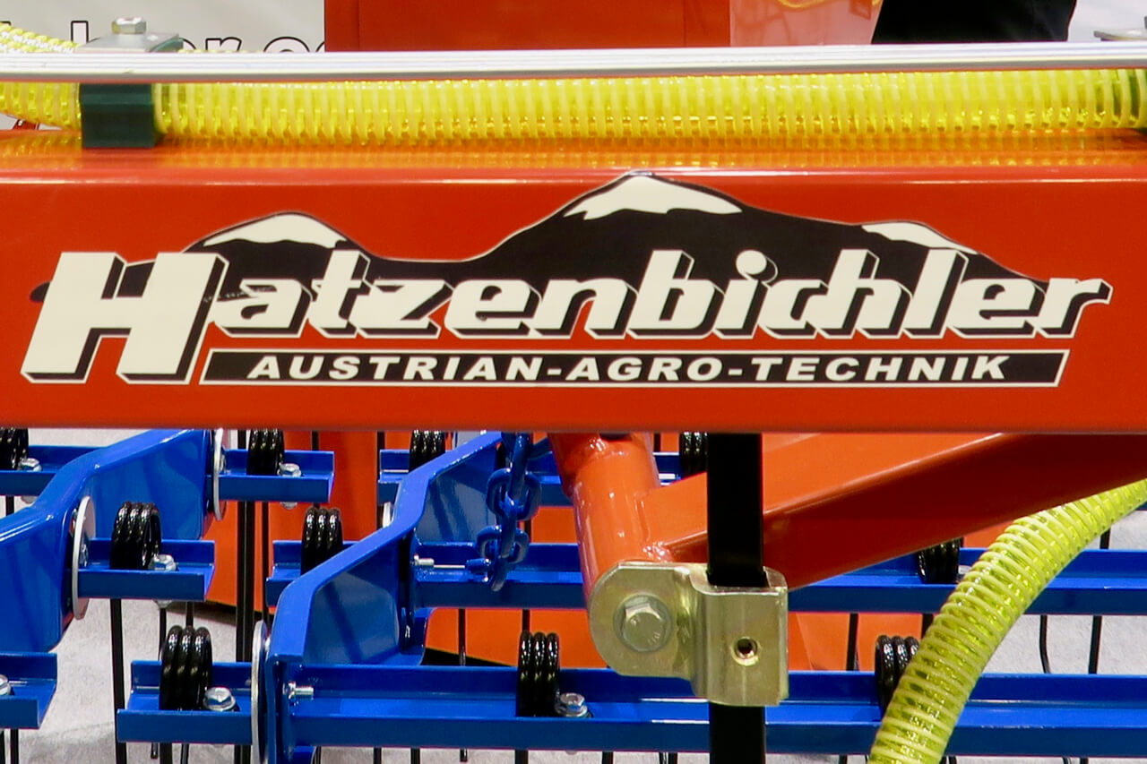 Die blau-roten Hatzenbichler-Anbaugeräte haben bei Schweizer Landwirten einen exzellenten Ruf. Bild: Jürg Vollmer