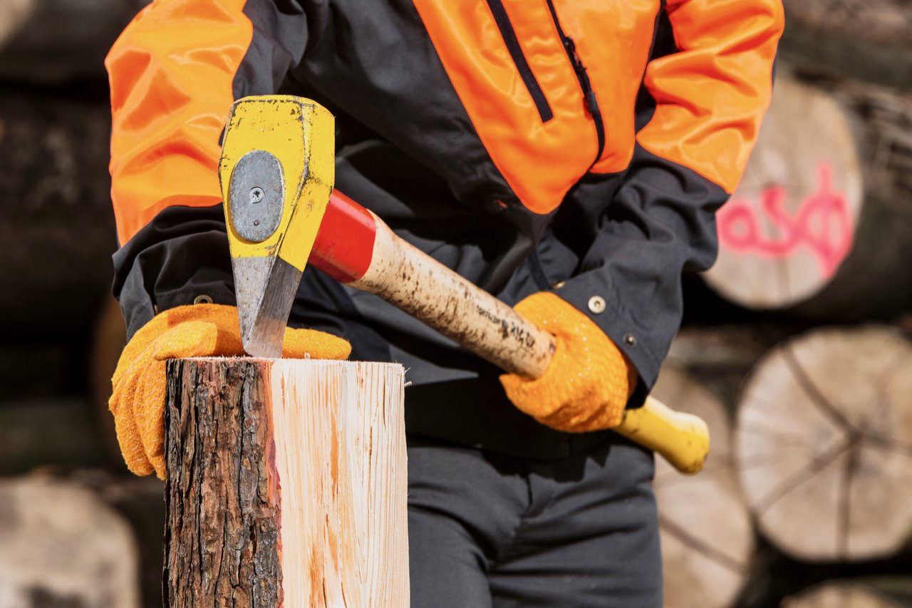 Brennholz effizient und sicher spalten mit der Axt. (Bild: Adobe Stock)